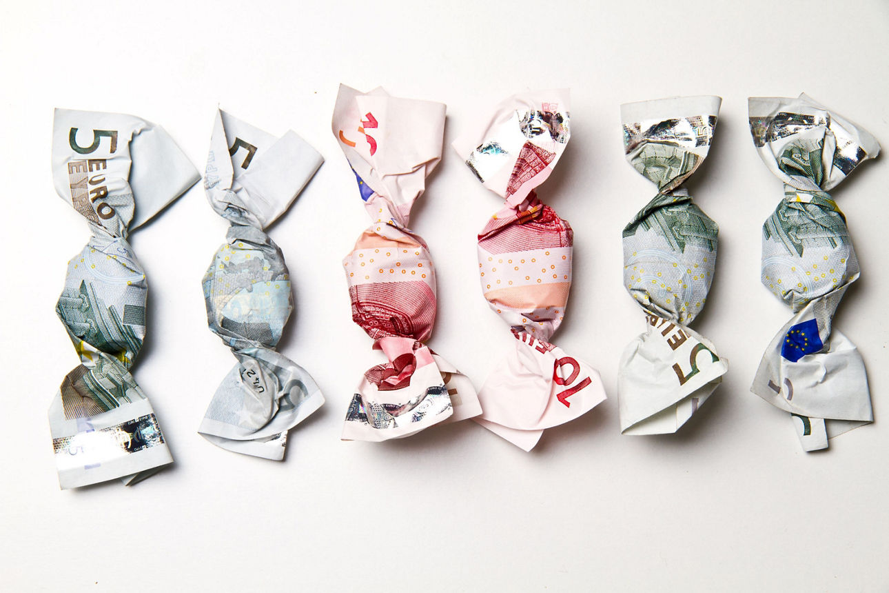  Fünf eingewickelte Bonbons, ordentlich angeordnet, mit einer handgeschriebenen Notiz darauf.  