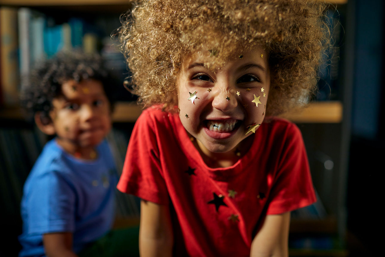 Zwei kleine Kinder die geschminkt sind