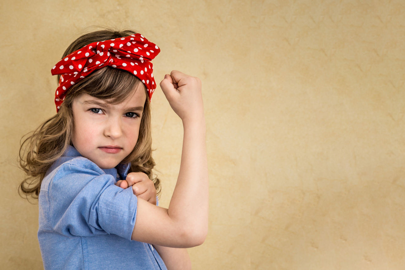 Junges Mädchen zeigt wie stark sie ist