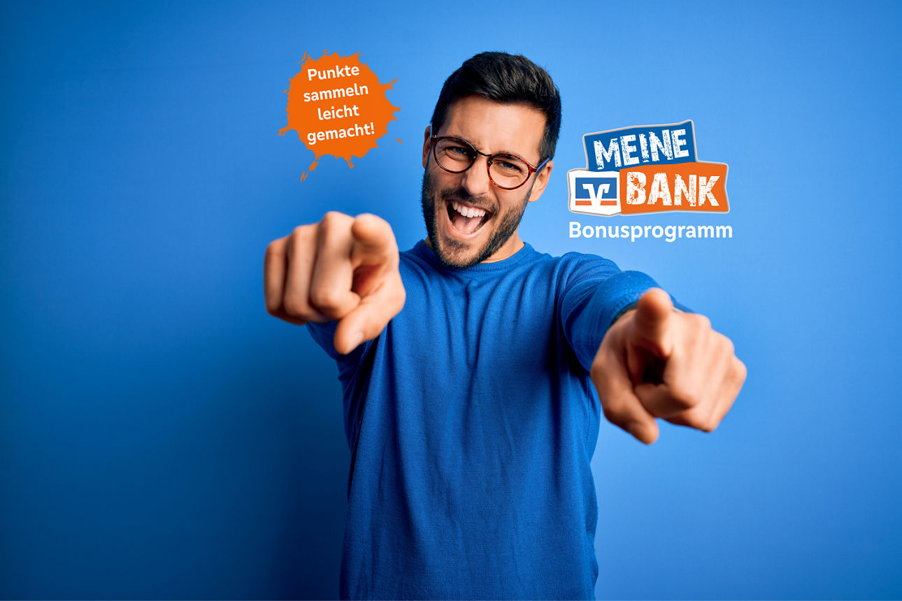 Mann auf blauem Hintergrund und zeigt mit Fingern