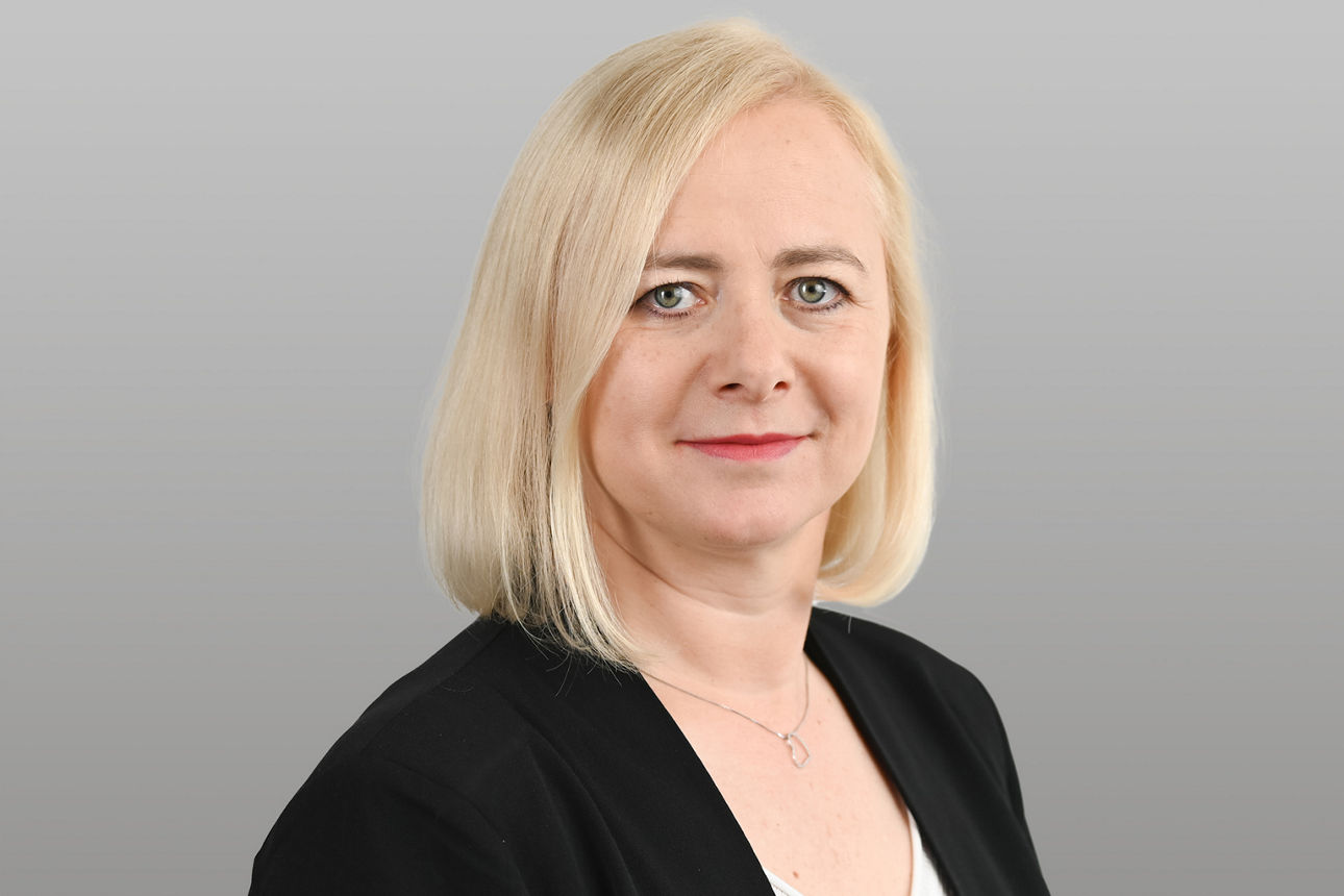 Privatkundenberaterin Ludmilla Boos vor grauen Hintergrund