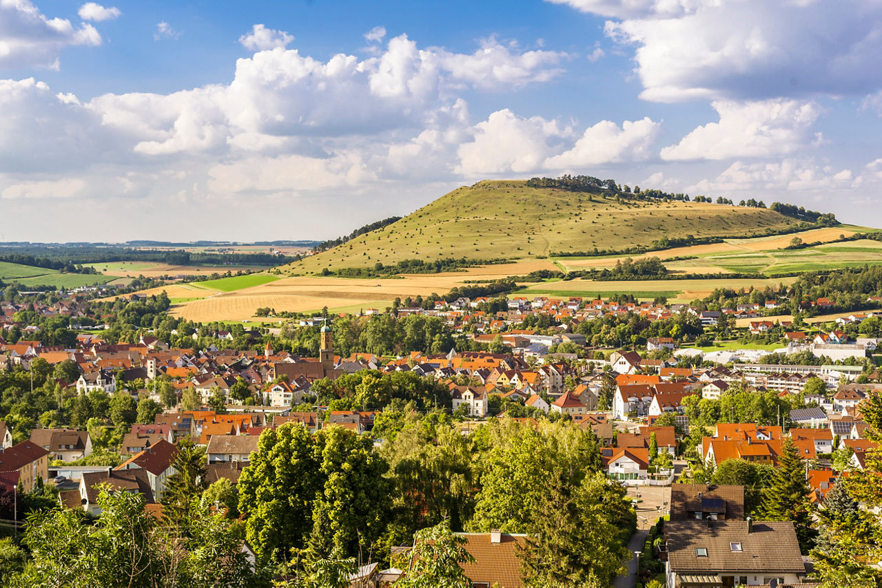 Blick auf einen Berg mit einer Stadt mit vielen Häusern davor 