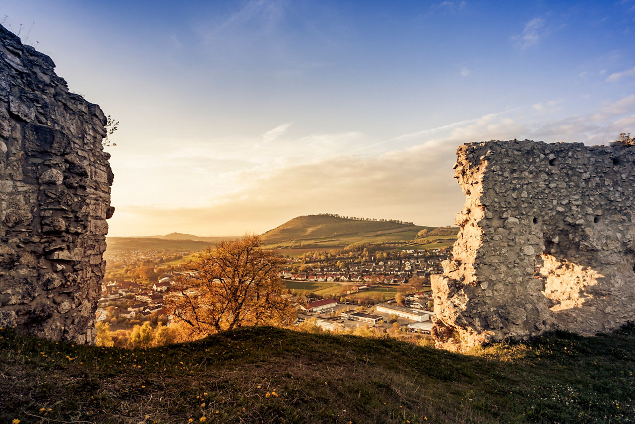Blick zwischen den Mauern der Burgruine Schloßberg auf den Ipf und das gesamte Geschäftsgebiet