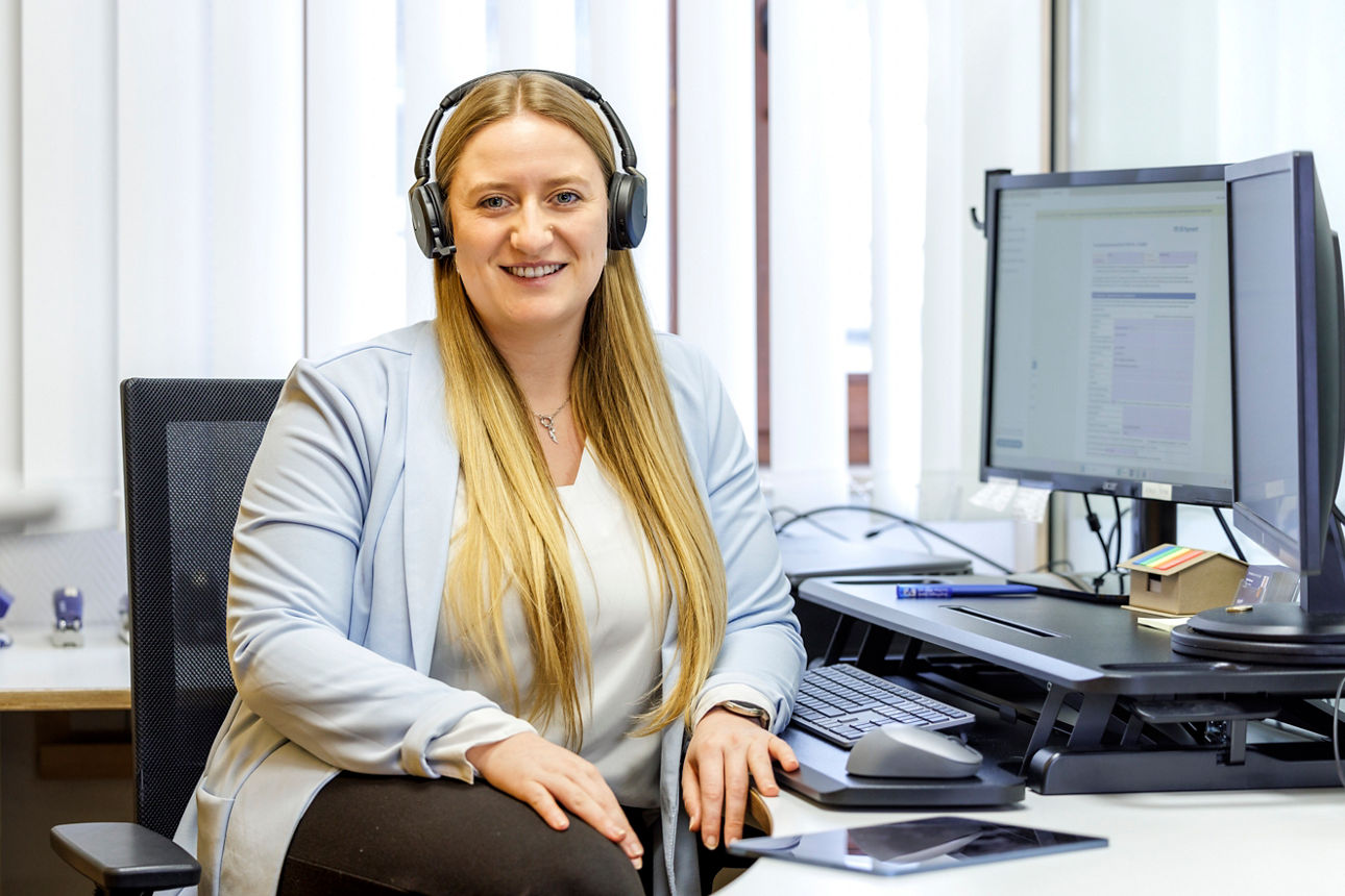 Portraitbild Frau Saskia Schönmetz, Mitarbeiterin der Bopfinger Bank Sechta-Ries eG mit schwarzem Jacket und weißer Bluse.