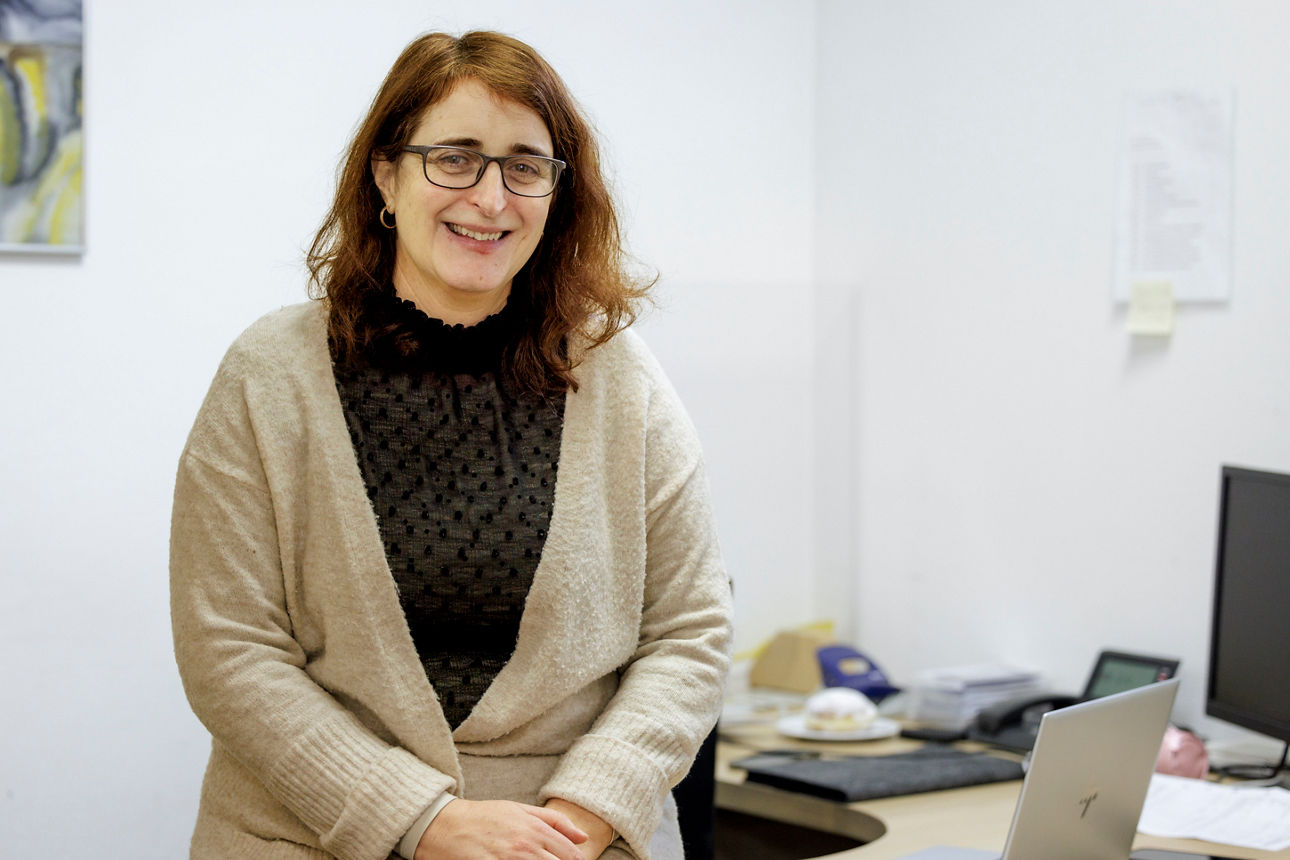 Portraitbild Frau Esther Wokert, mit schwarzem Jacket und weißer Bluse.