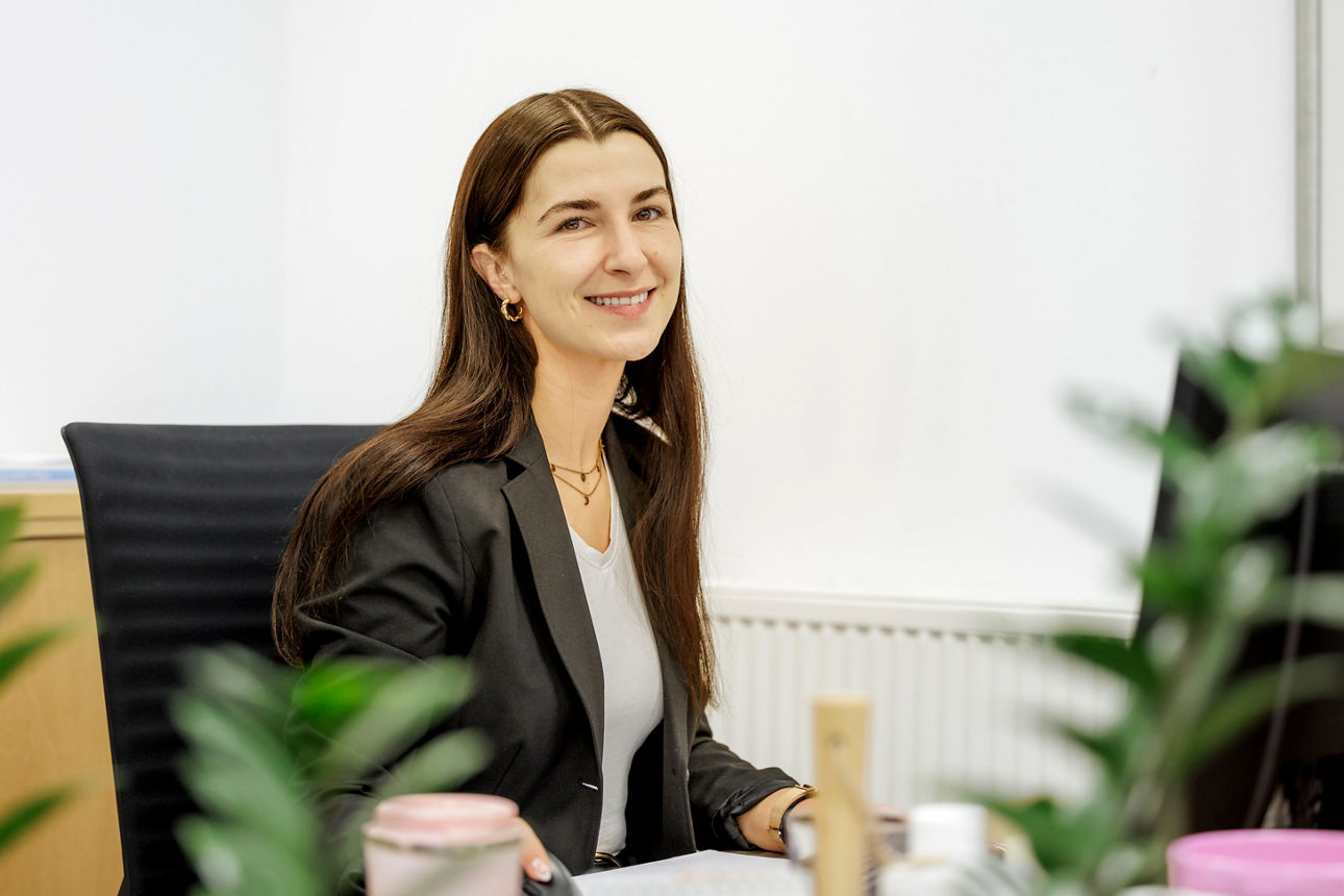 Portraitbild Frau Jenny Reiter, Mitarbeiterin der Bopfinger Bank Sechta-Ries eG mit schwarzem Jacket und weißer Bluse 