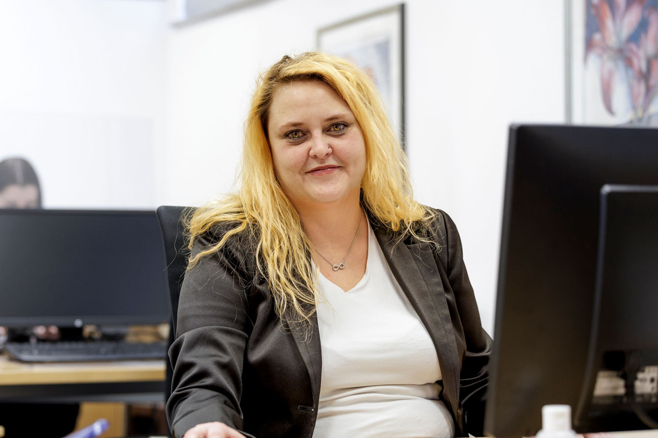 Portraitbild Frau Nadine Frick,  Mitarbeiterin der Bopfinger Bank Sechta-Ries eG mit schwarzem Jacket und weißer Bluse