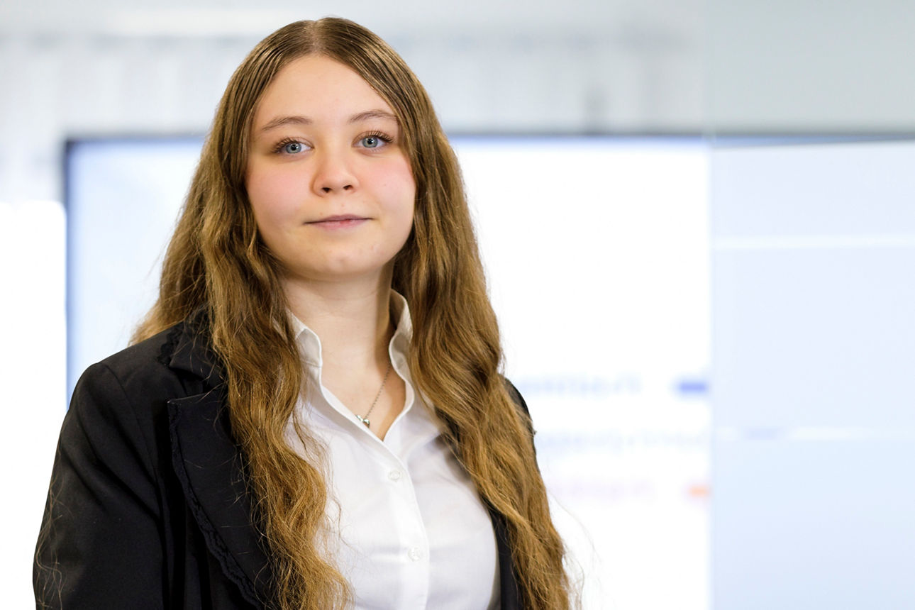 Portraitbild Frau Juliana Rapp, Mitarbeiterin der Bopfinger Bank Sechta-Ries eG mit schwarzem Jacket und weißer Bluse.