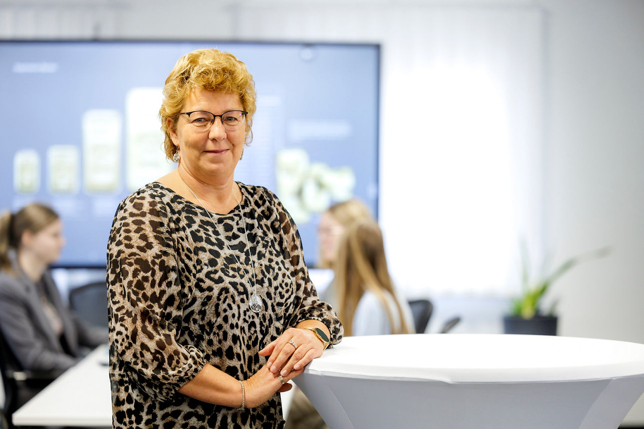 Portraitbild Frau Bettina Lutz, Mitarbeiterin der Bopfinger Bank Sechta-Ries eG mit schwarzem Jacket und weißer Bluse 