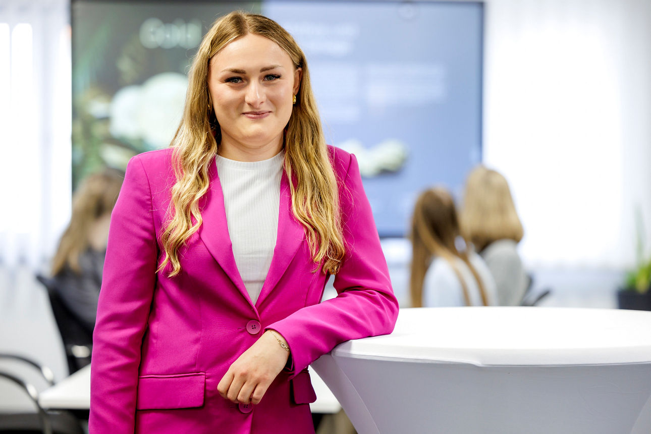 Portraitbild Frau Julia Bez, Mitarbeiterin der Bopfinger Bank Sechta-Ries eG mit schwarzem Jacket und weißer Bluse