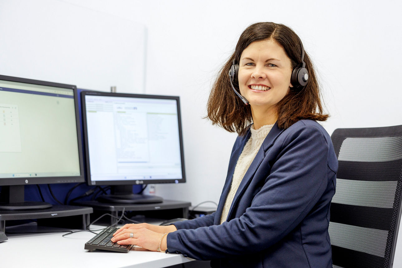 Portraitbild Frau Carolin Kohler, Mitarbeiterin der Bopfinger Bank Sechta-Ries eG mit schwarzem Jacket und weißer Bluse. 