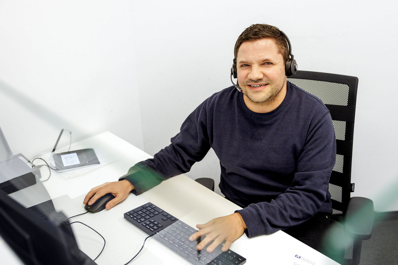 Portraitbild Herr Tobias Lemmermeier, Mitarbeiter der Bopfinger Bank Sechta-Ries eG mit schwarzem Jacket und weißem Hemd