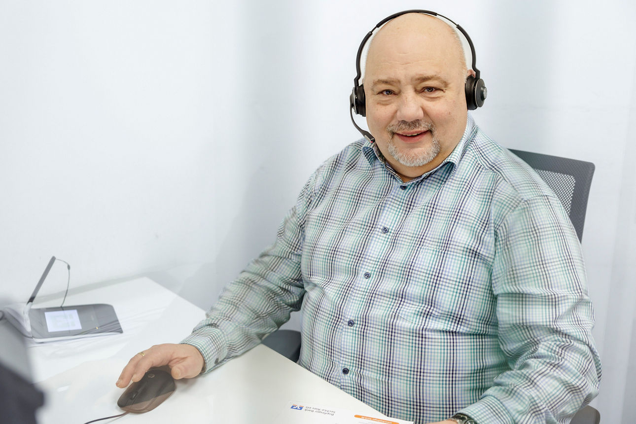 Portraitbild Herr Uwe Mugrauer, Mitarbeiter der Bopfinger Bank Sechta-Ries eG mit schwarzem Jacket und weißem Hemd
