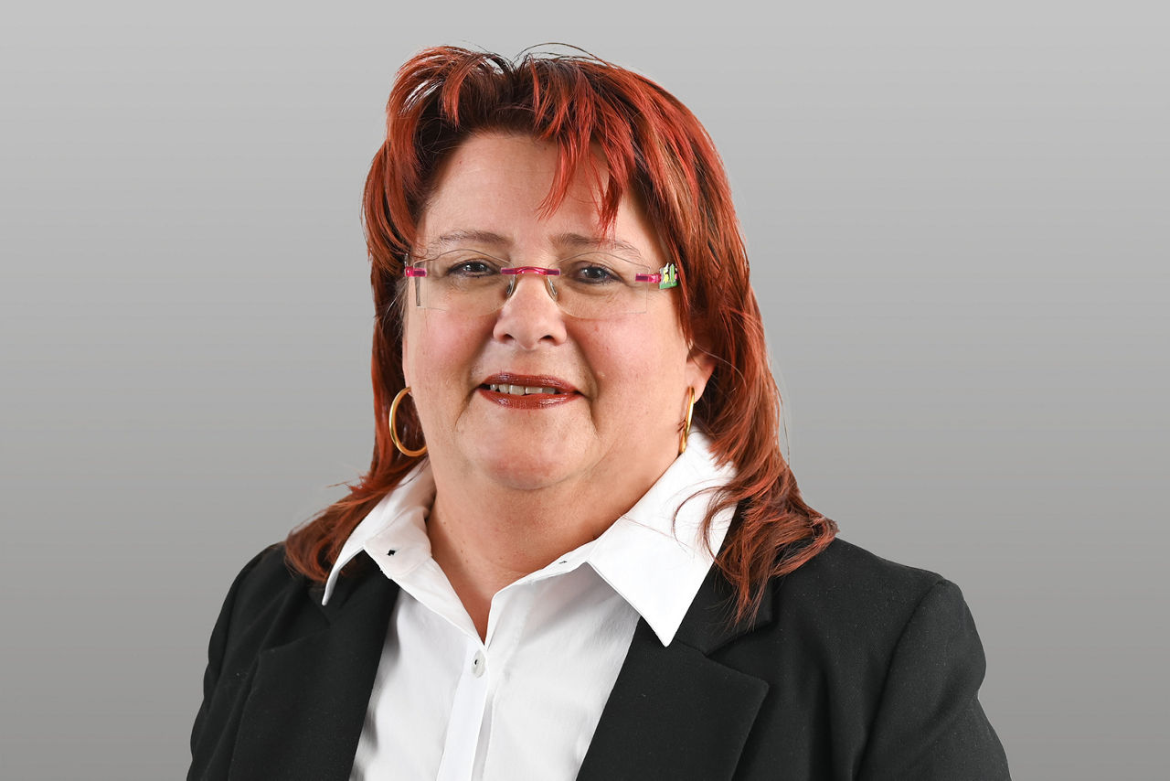 Silvia Borlinghaus vor grauen Hintergrund