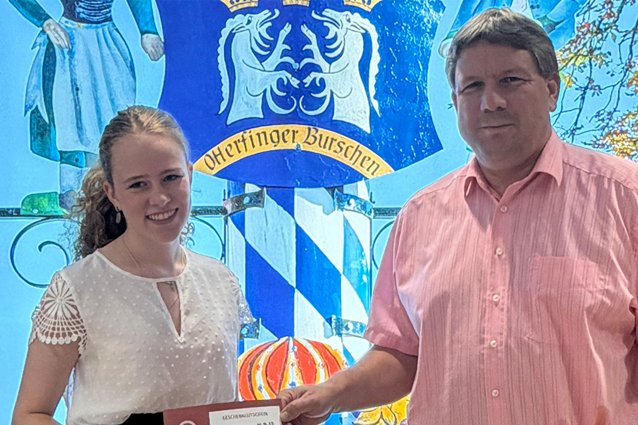 Herr Grasberger übergibt den Gewinn an Anna Bräuer
