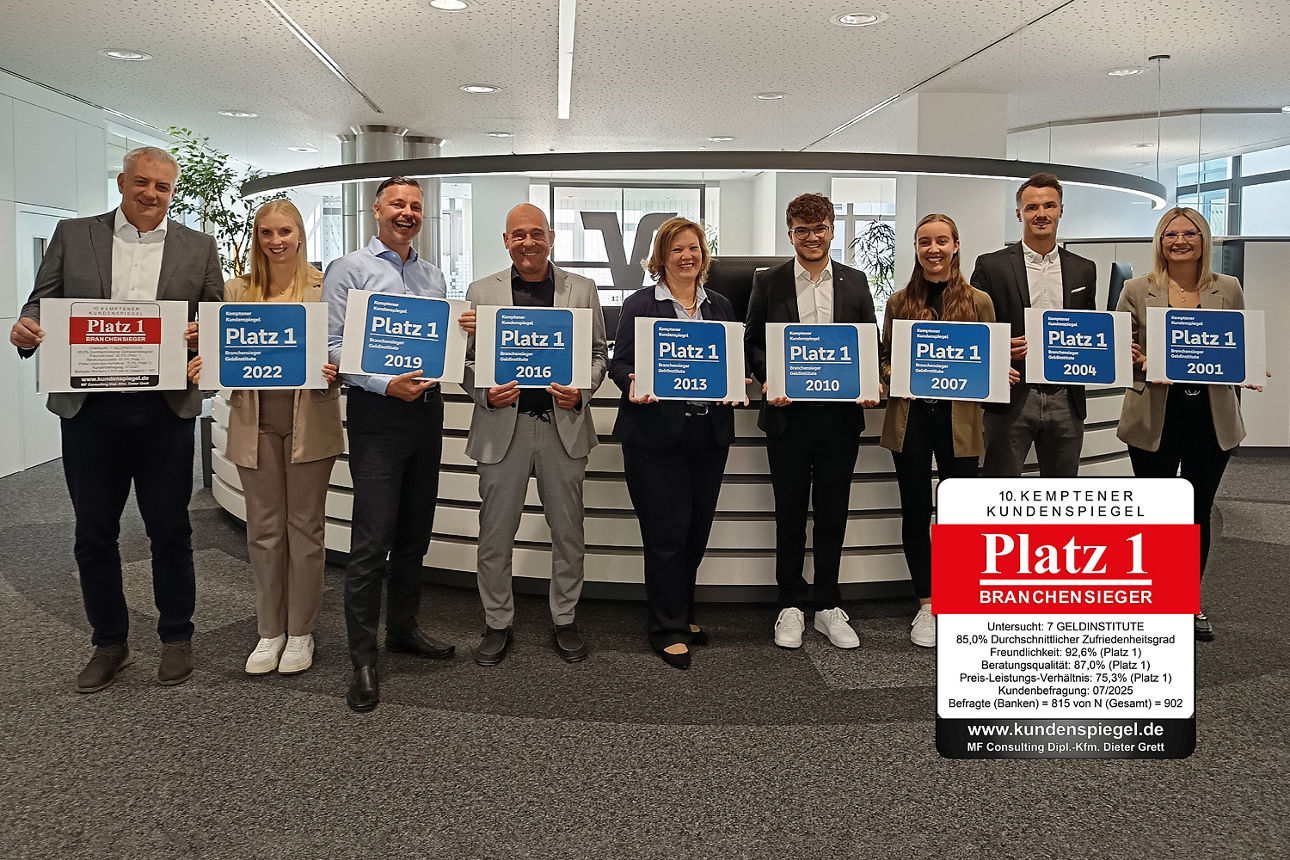 Branchensieger Kemptener Kundenspiegel - 9 Personen stehen vor der Schaltertheke in Kempten und halten ein Siegel in der Hand