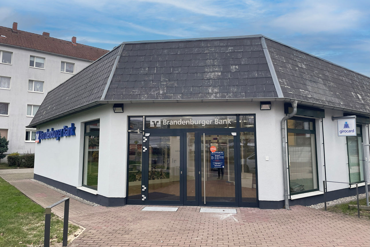 Blue heart-shaped balloons on a blue background. Foil balloons - love concept. Balloons. Seven blue foil balloons in the shape of a heart on a blue background. Symbol of love. Festive celebration. Party decoration for Valentine's Day. Birthday.