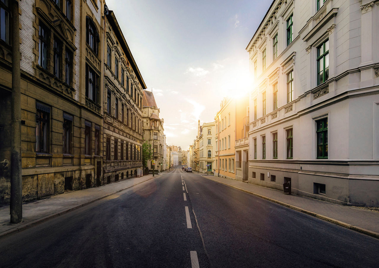 Eine leere Straße im Sonnenuntergang