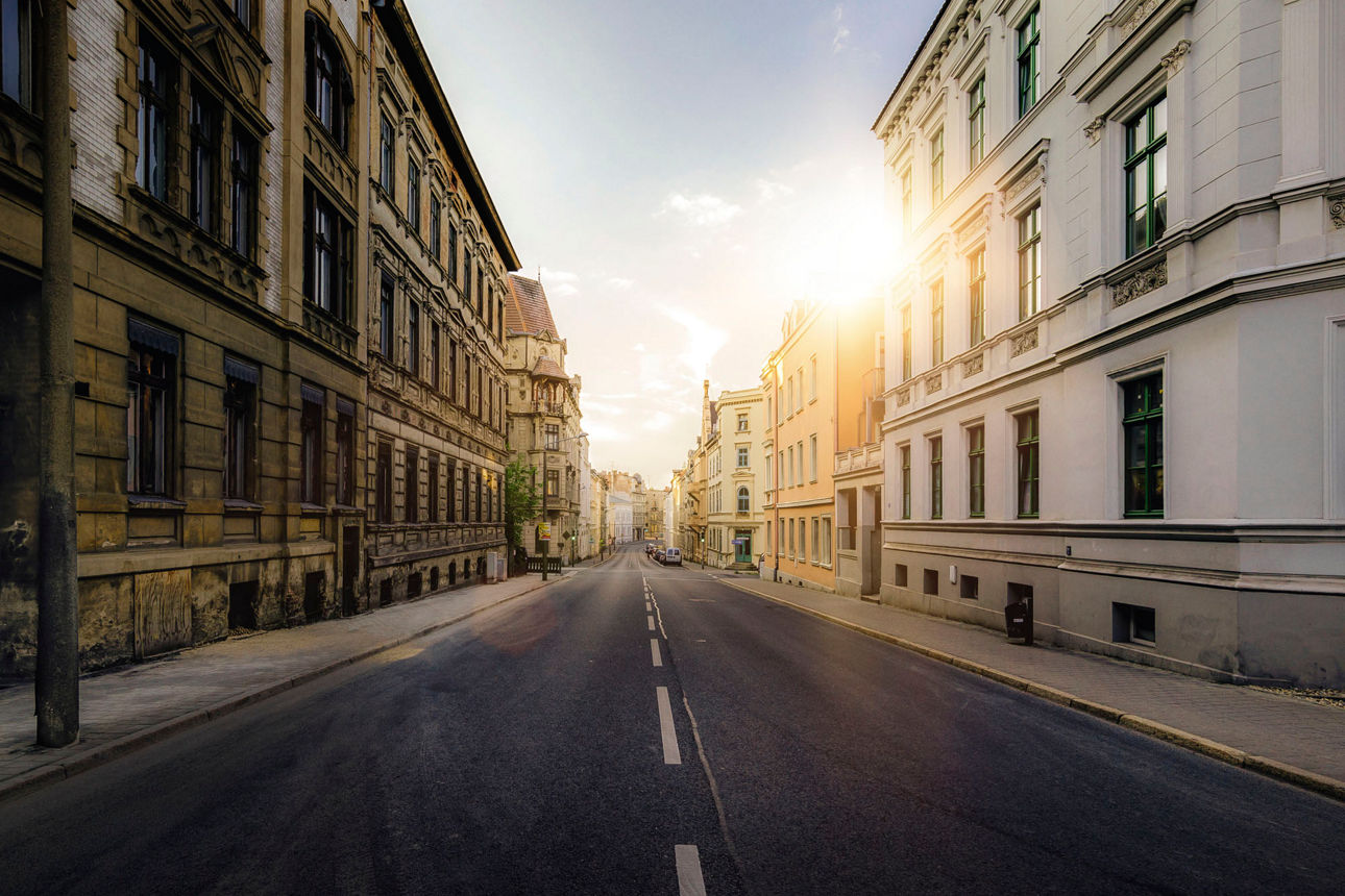Eine leere Straße im Sonnenuntergang