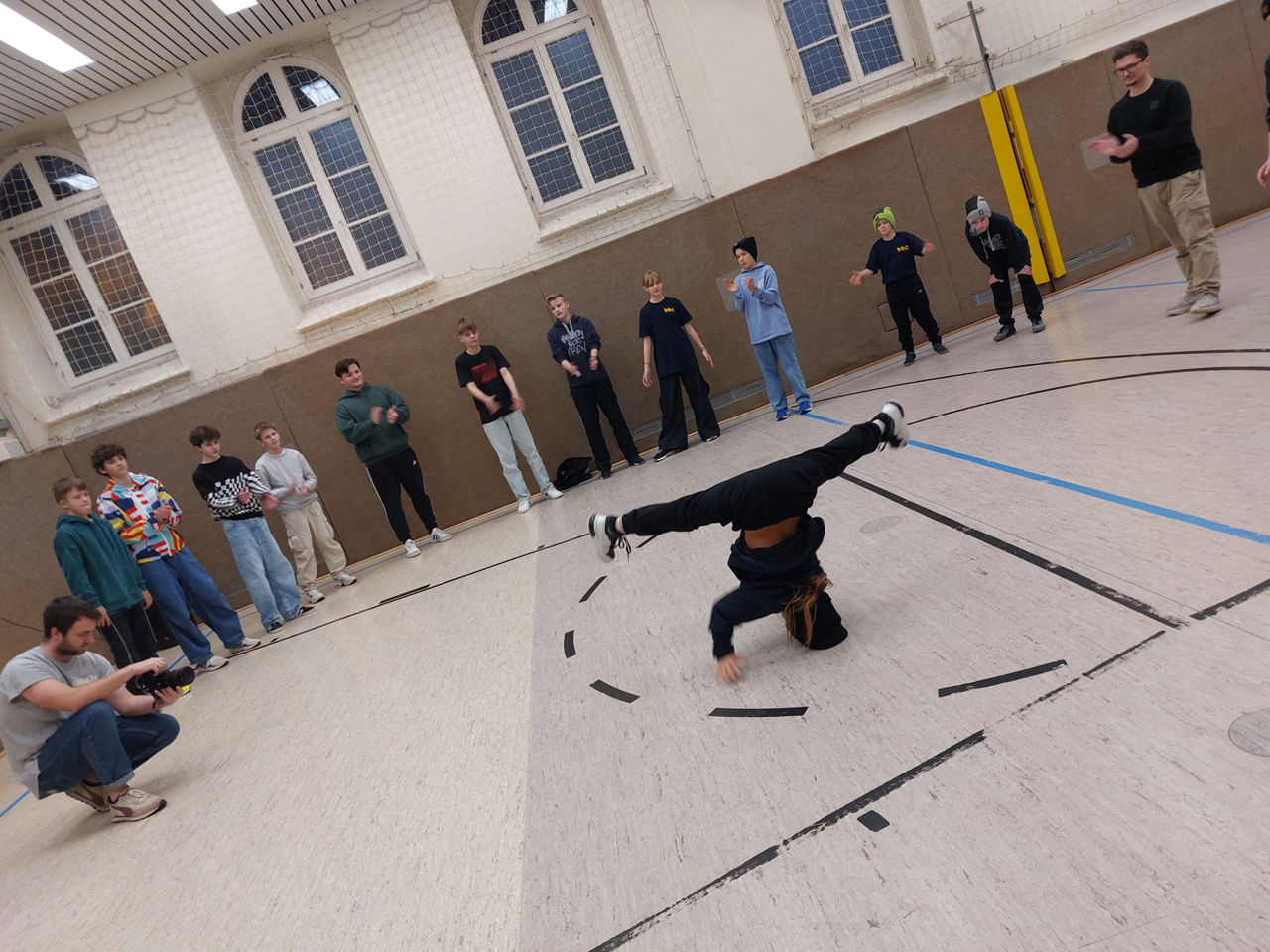 Breakdancer üben in Turnhalle