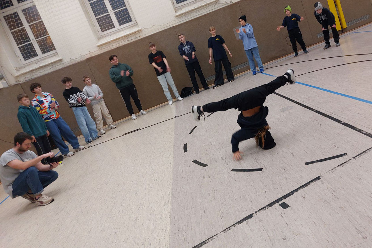 Breakdancer üben in Turnhalle