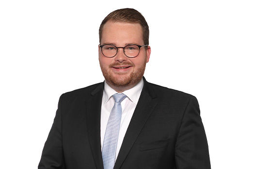 Freundlich lächelnder Mann im Anzug, unser Firmenkundenberater Martin Breiteneicher