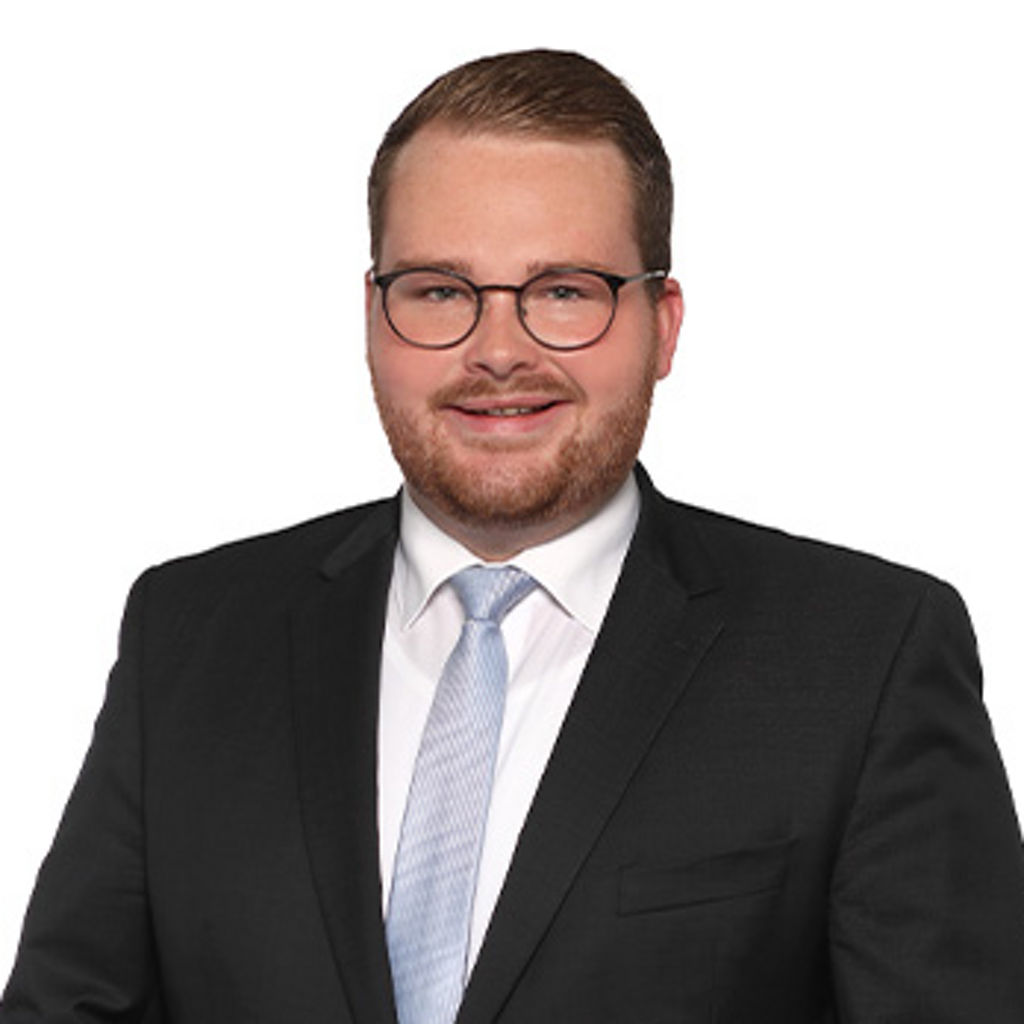 Freundlich lächelnder Mann im Anzug, unser Firmenkundenberater Martin Breiteneicher