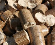 Nahaufnahme eines Stapels Holzpellets