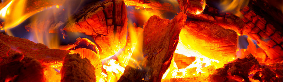 Intensive Flammen lecken an der Glut und erzeugen ein faszinierendes Schauspiel aus Hitze und Licht.