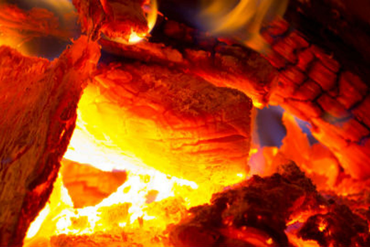 Intensive Flammen lecken an der Glut und erzeugen ein faszinierendes Schauspiel aus Hitze und Licht.