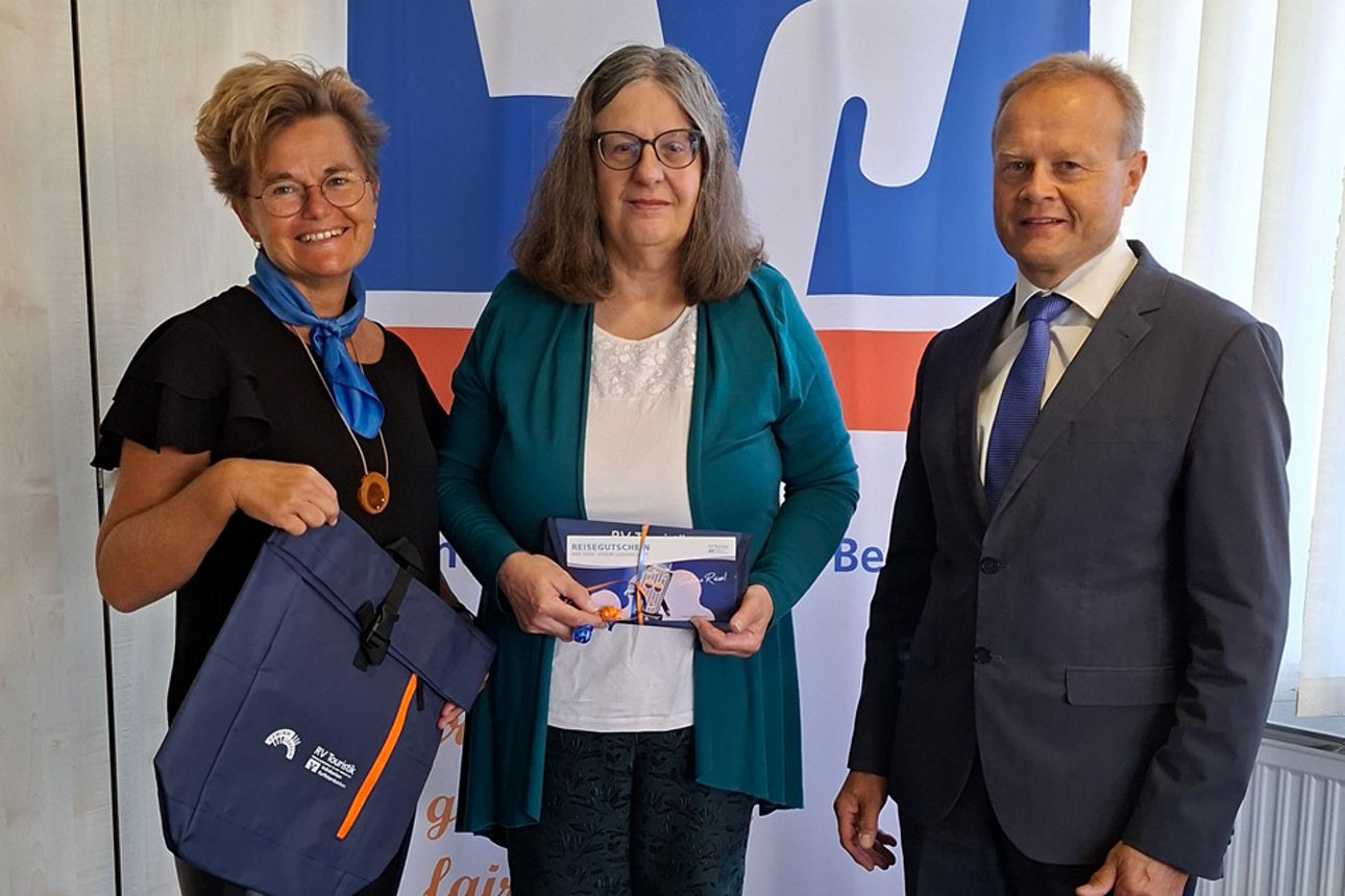 v.l.n.r. Kundenberaterin Birgit Buchinger, Gewinnerin Franziska Breuherr und Kundenberater Herbert Brandl