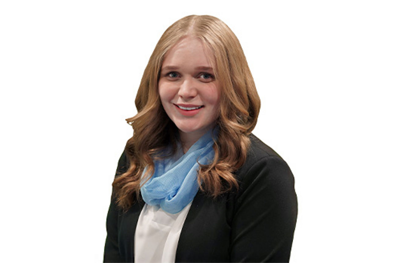 Freundlich lächelnde Frau im Anzug