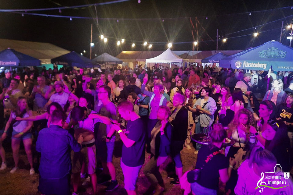 Tanzende Besucher beim Brigachfestival 2025