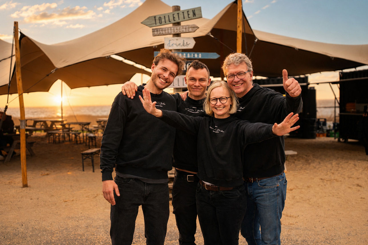 drei Männer und eine Frau von einem Strandcafe