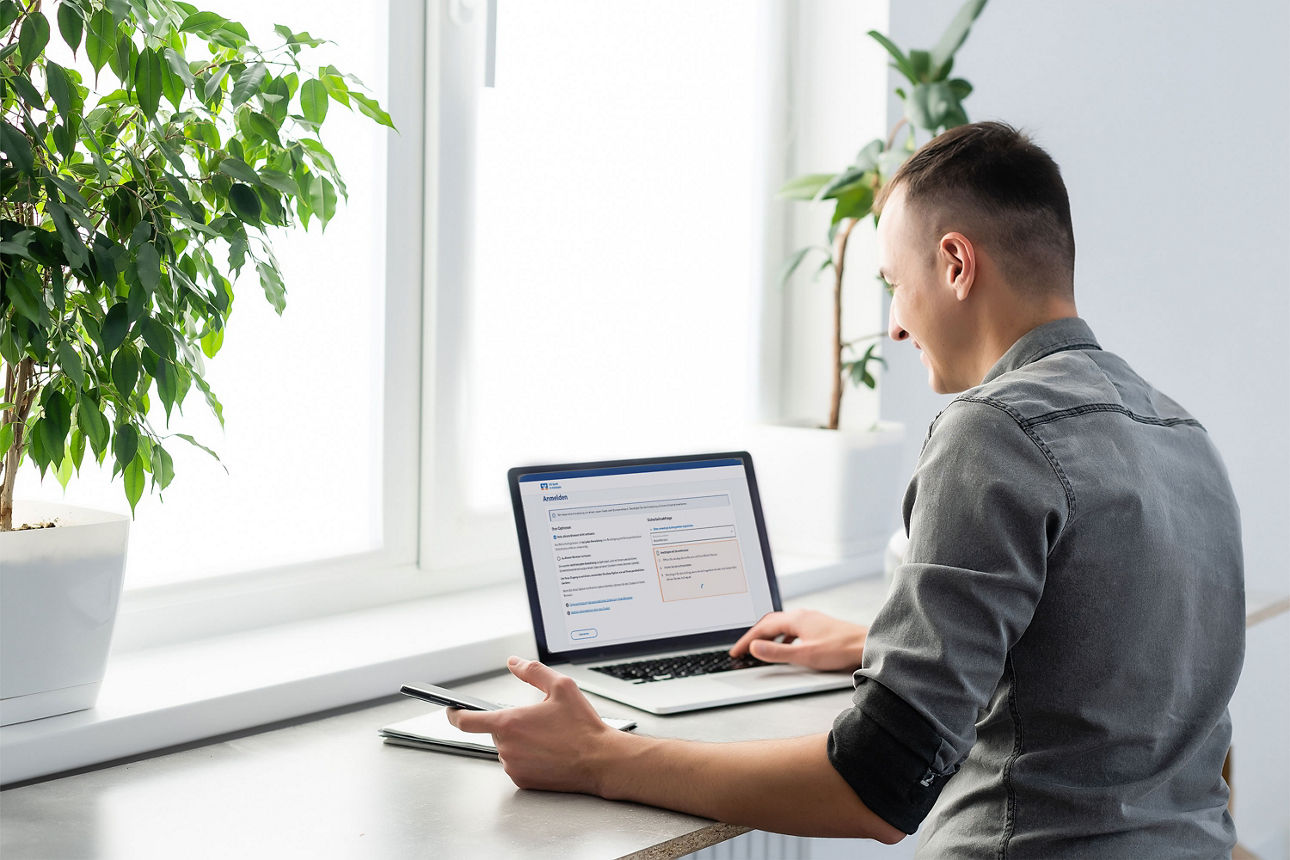 Ein Mann bestätigt am die Browesererkennung am Laptop