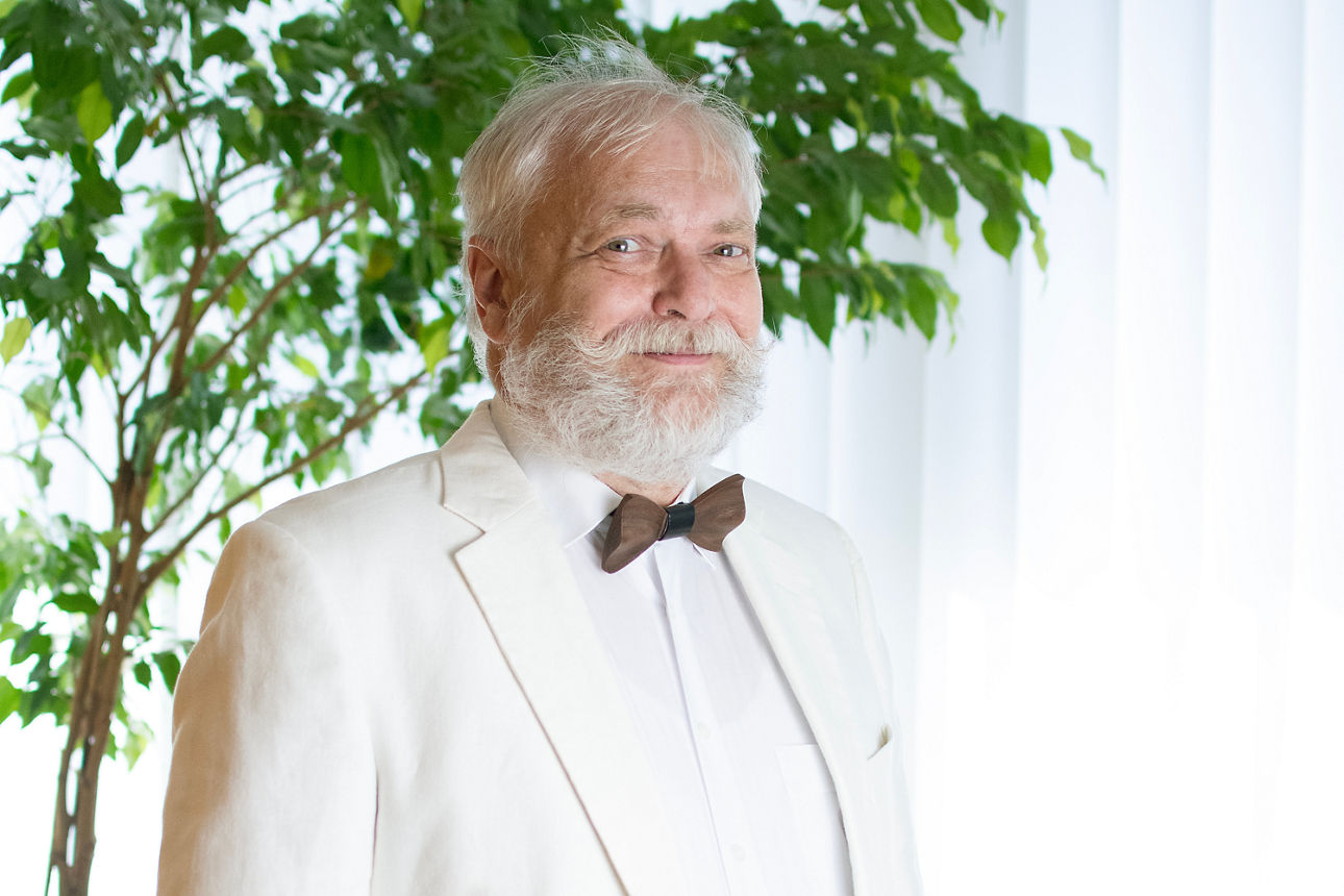 Porträtfoto von Jörg Brüwer