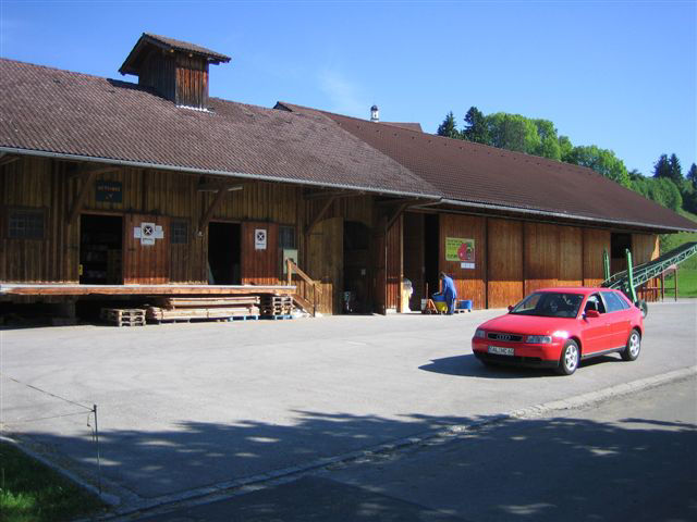 Raiffeisenmarktgebäude in Bayerniederhofen bei blauem Himmel