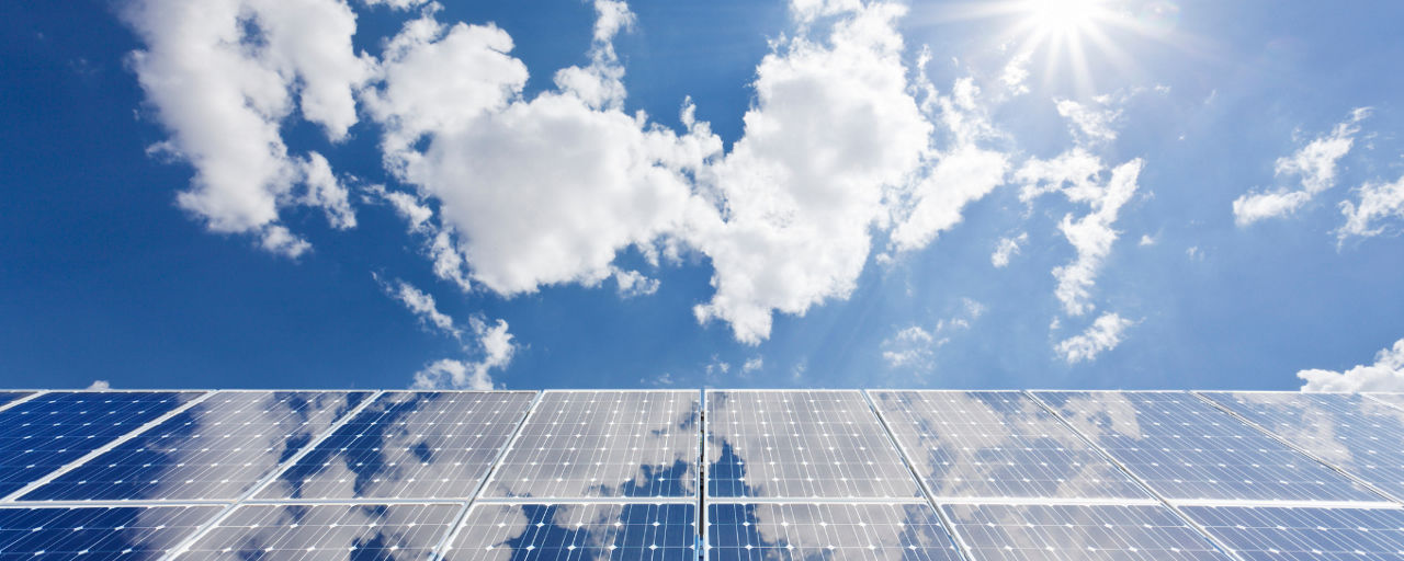 Solaranlage vor blauem Himmel mit weissen Wolken