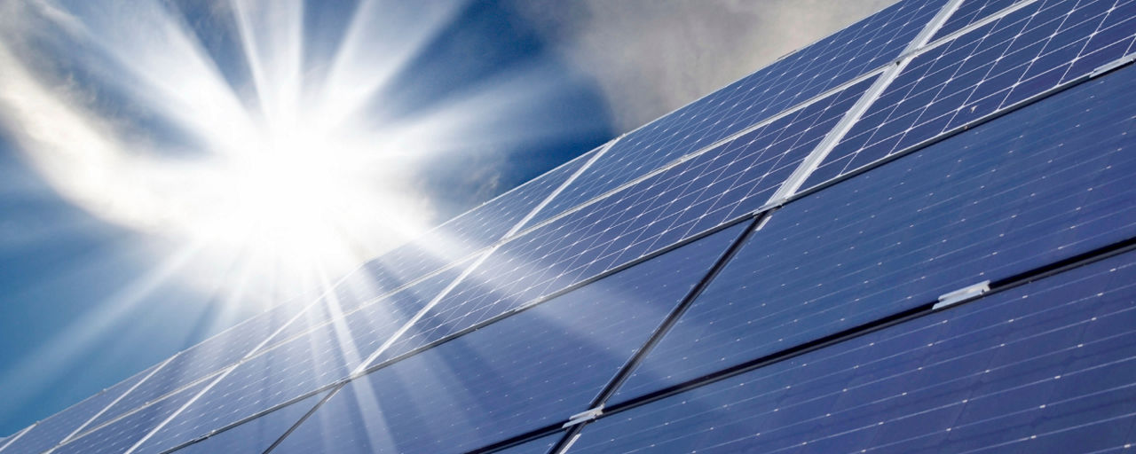 Solaranlage wird von der Sonne beschienen