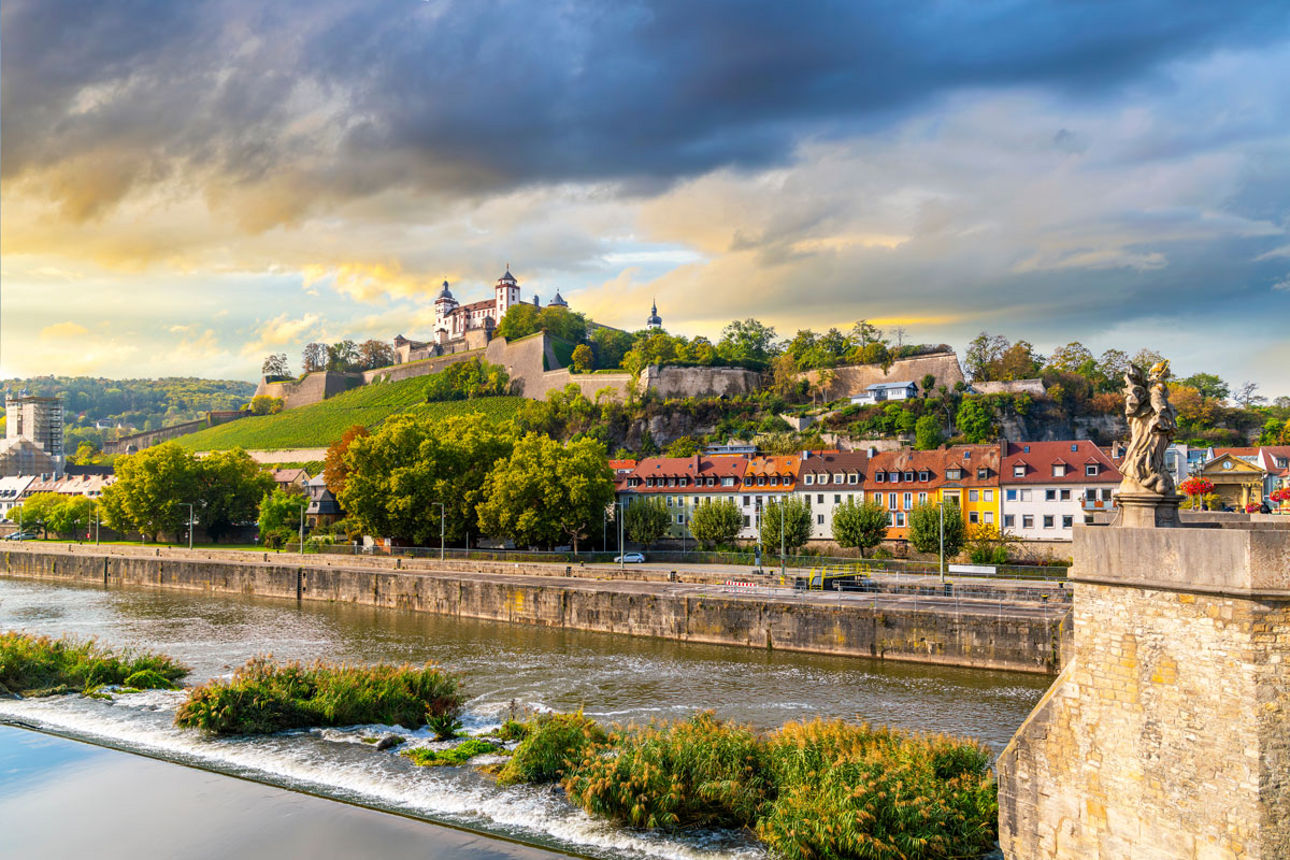 Blick über den Main auf die Festung Marienburg