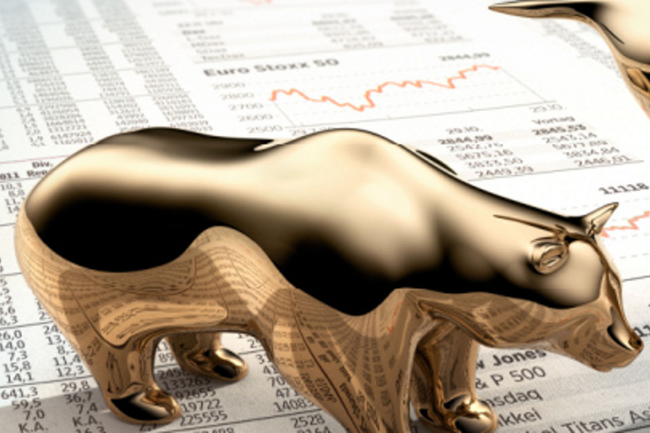 Ein goldener Bulle und ein goldener Bär symbolisieren den Aktienmarkt und stehen für Markttrends und die Stimmung der Anleger