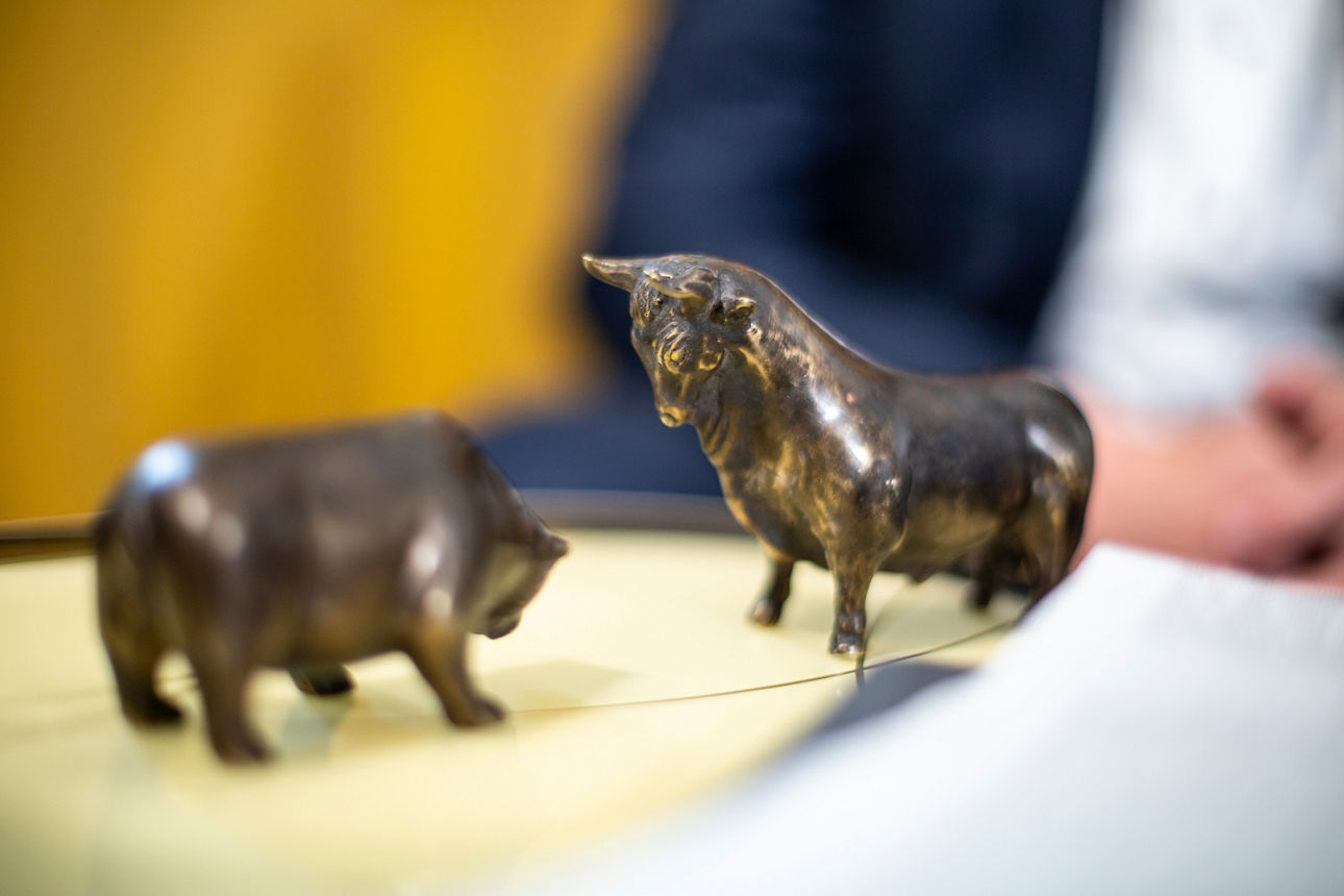 Ein Bulle und ein Bär aus Zinn
