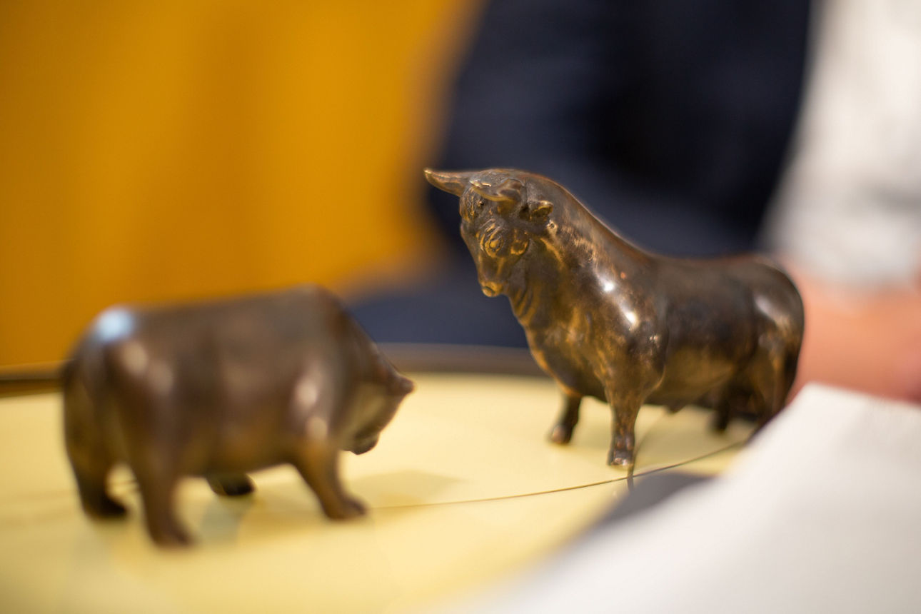 Zwei Bronzefiguren: Bulle und Bär stehen sich gegenüber