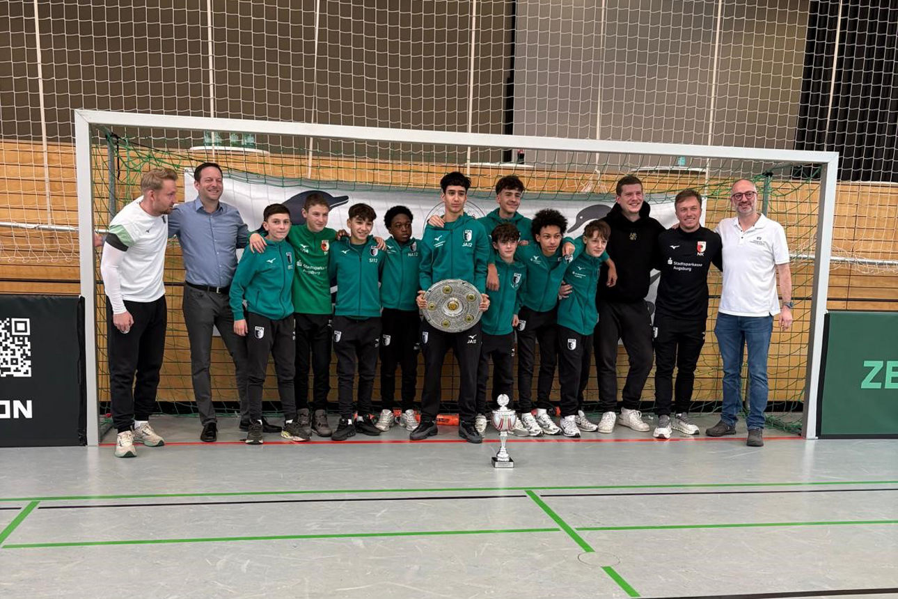 Vorstand Thomas Haag bei der Pokalübergabe