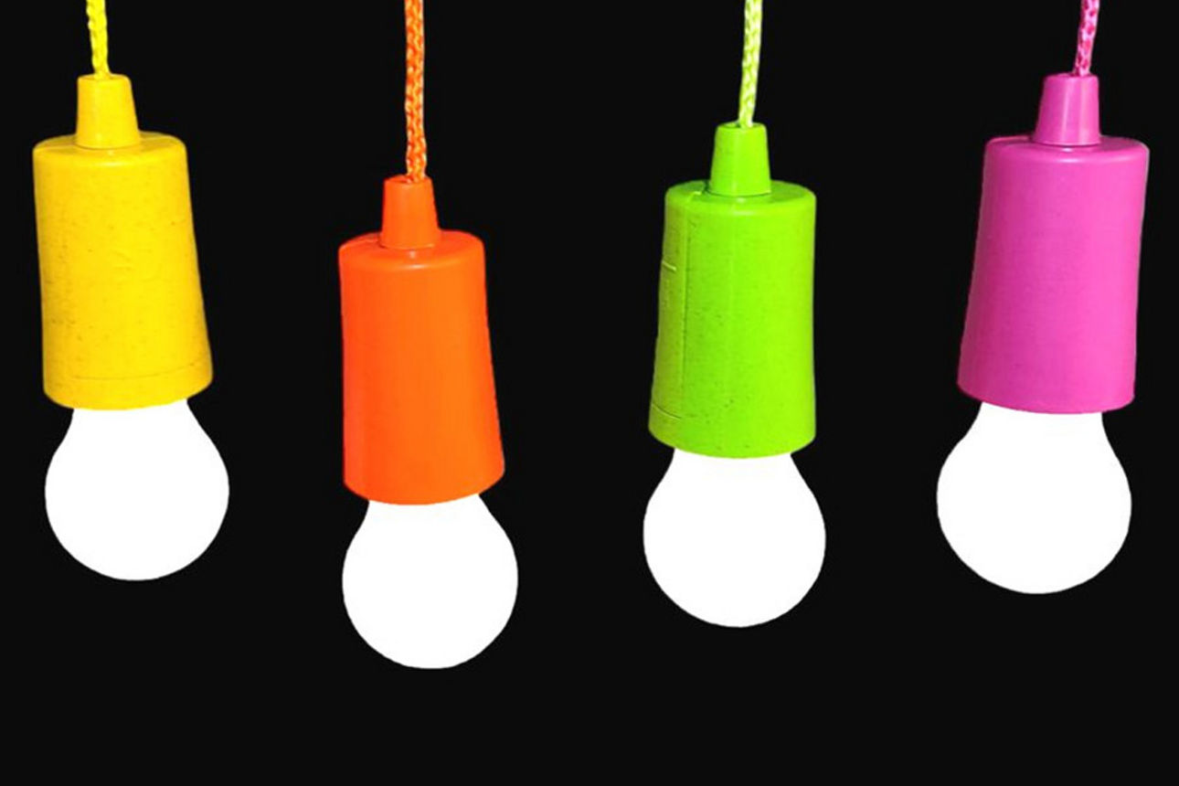 Vier Glühbirnen auf schwarzem Hintergrund, mit gelben, orangefarbenen, grünen und rosafarbenen Fassungen