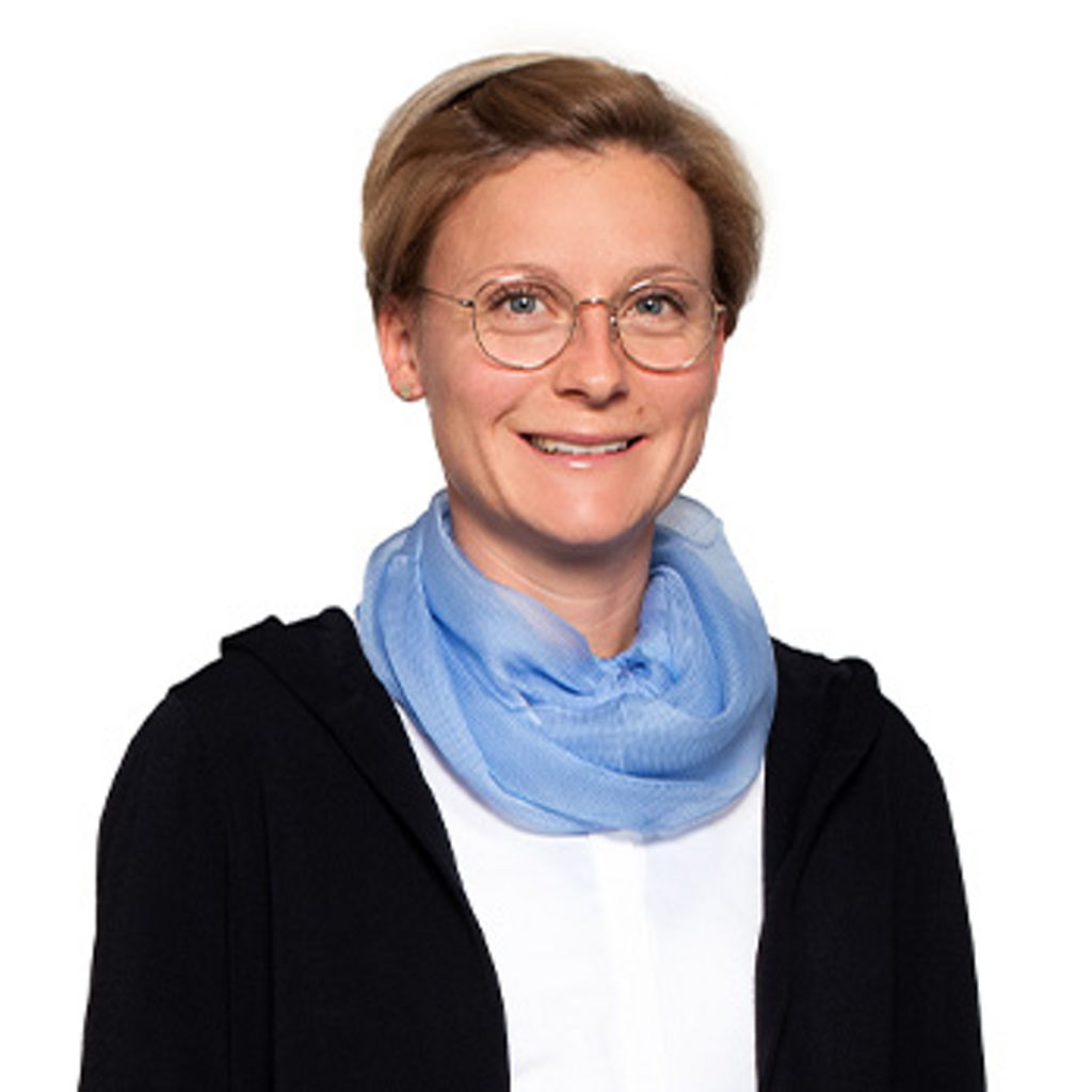 Freundlich lächelnde Frau im Anzug, unsere Kollegin in Vertriebsassistenz Josefa Burger