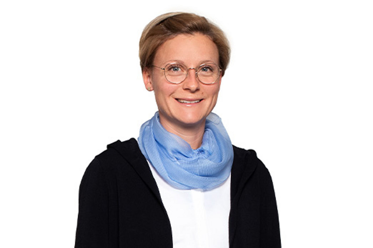 Freundlich lächelnde Frau im Anzug