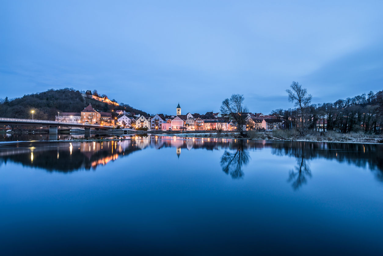 Brücken- und Stadtblick mit dem Schloss Burglengenfeld Bildquelle: istock.com/stgrafix