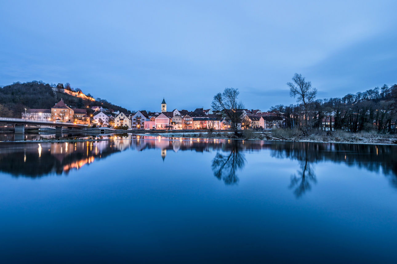 Brücken- und Stadtblick mit dem Schloss Burglengenfeld Bildquelle: istock.com/stgrafix