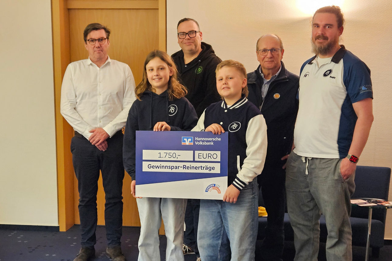 Filialdirektor Christian Zapfe (links) überreichte in Großburgwedel Spenden an drei Vereine